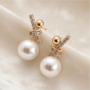 ***Dainty Knot Design Faux Pearl Starling
Silver Stud Earrings
